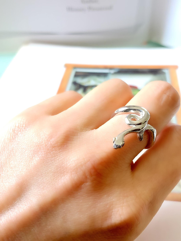 お目々がルビーコーンスネークの指輪 4枚目の画像