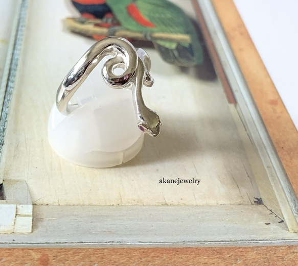 お目々がルビーコーンスネークの指輪 1枚目の画像