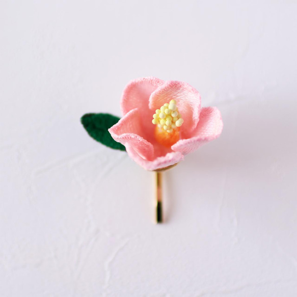 【立体刺繍】ピンクの木瓜(ぼけ)のポニーフック 2枚目の画像