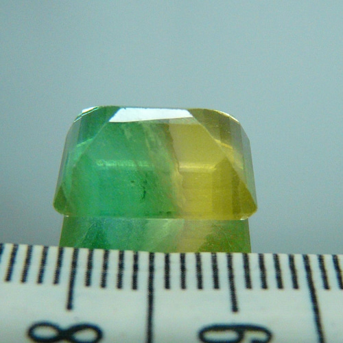 P906 南アフリカ産 ☆蛍光☆ 天然フローライト(蛍石) ルース