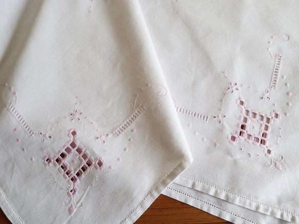 ドイツの手仕事/大判サイズ 桜色のハーダンガー刺繍 生地 手刺繍 (ヴィンテージ テーブルクロス 北欧) 16枚目の画像
