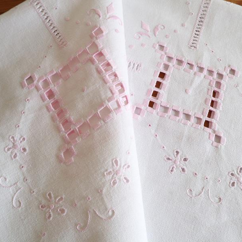 アンティーク 北欧ハーダンガー刺繍 レアな色糸ニードルワーク大判