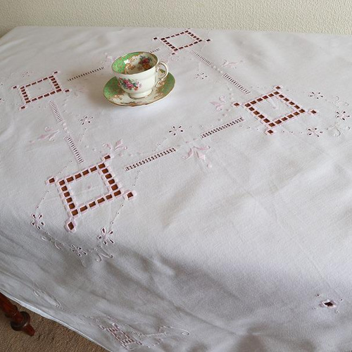 ドイツの手仕事/大判サイズ 桜色のハーダンガー刺繍 生地 手刺繍