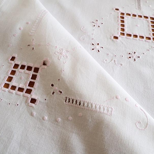 色糸手刺繍　円形大判テーブルクロス ドイツの手仕事/大判サイズ 桜色のハーダンガー刺繍 生地 手刺繍