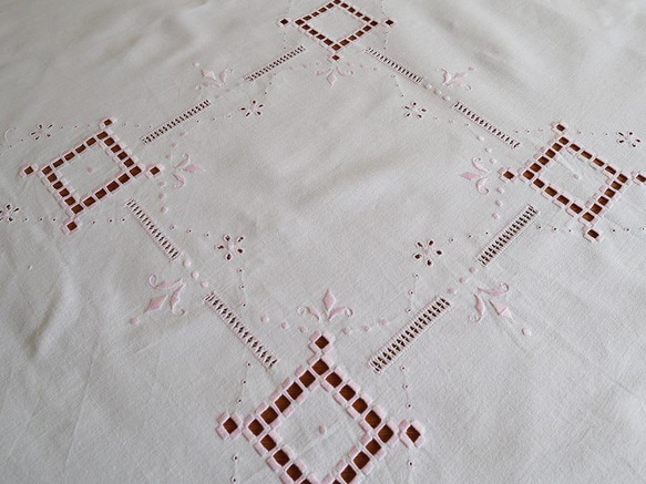 ドイツの手仕事/大判サイズ 桜色のハーダンガー刺繍 生地 手刺繍 (ヴィンテージ テーブルクロス 北欧) 1枚目の画像