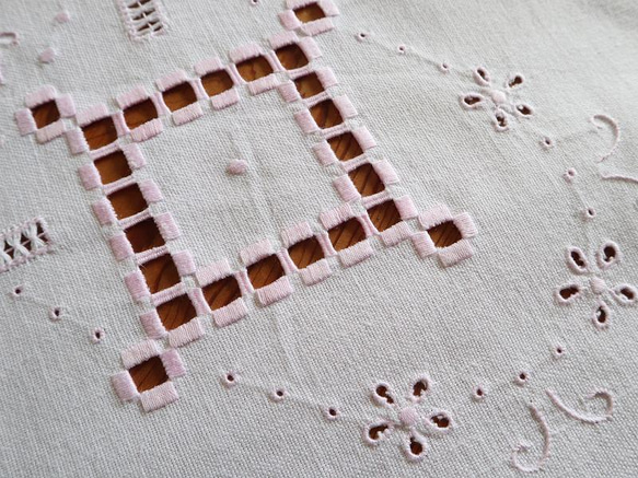 ドイツの手仕事/大判サイズ 桜色のハーダンガー刺繍 生地 手刺繍 (ヴィンテージ テーブルクロス 北欧) 11枚目の画像