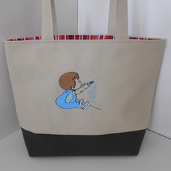 刺繍の帆布のトートバッグ　お絵描きしている男の子 3枚目の画像