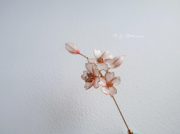 桜のブローチ-手作りのクリスタルフラワーレジンオーナメント 2枚目の画像