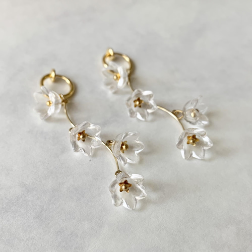 クリアフラワーと枝のピアス／イヤリング イヤリング 