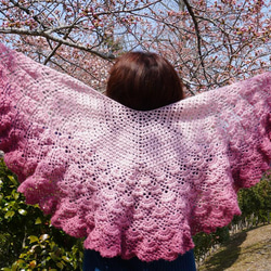 軽くて暖か 桜色のグラデーションショール 手編み ピンク 1枚目の画像