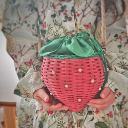 《受注制作》コロンと可愛い イチゴのかごバッグ  キッズ  (くすみ赤)  ショルダーバッグ 女の子 ポシェット 1枚目の画像