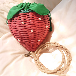 《受注制作》コロンと可愛い イチゴのかごバッグ  キッズ  (くすみ赤)  ショルダーバッグ 女の子 ポシェット 3枚目の画像