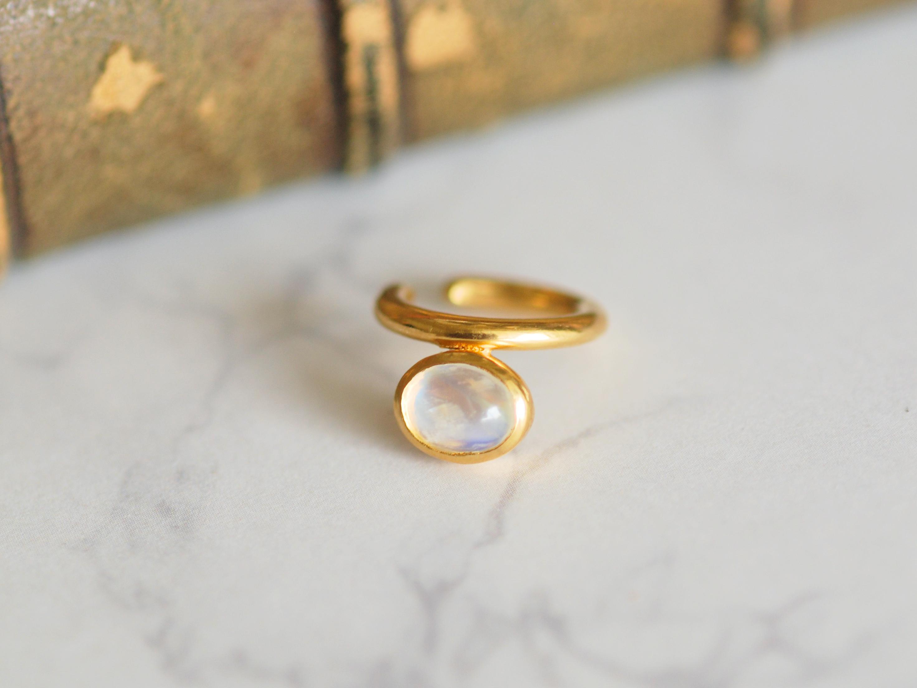 レインボームーンストーン 天然石イヤーカフ（片耳）