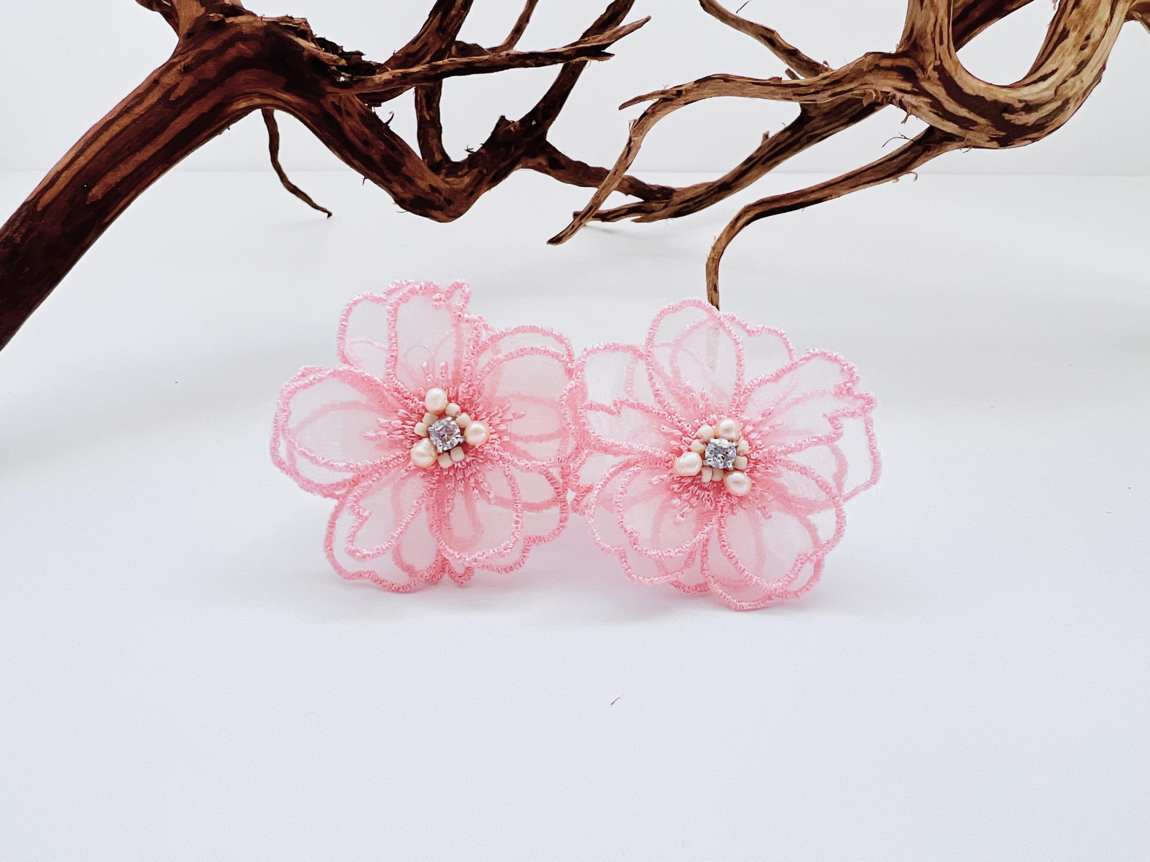 オーガンジーフラワーピアスpink