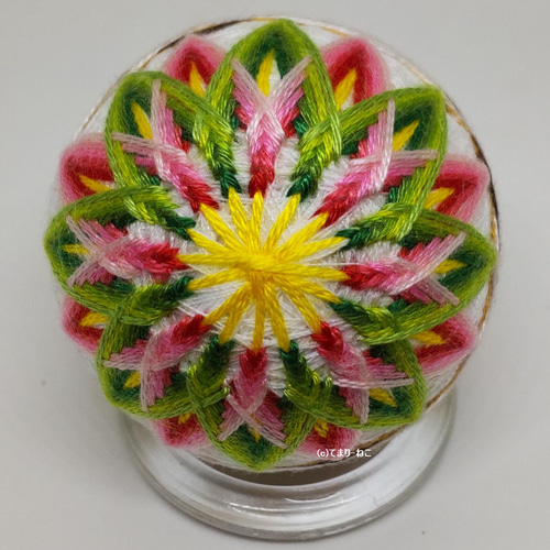 てまり「2色の菊」白地クリスマス 3.8cm 手まり 手毬 手鞠 てまり「2色の菊」白地クリスマス 3.8cm 手まり 手毬 手鞠