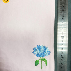 「ピンク」リネン手刺繍ハンカチ「紫陽花」30cm×30cm 4枚目の画像
