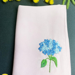 「ピンク」リネン手刺繍ハンカチ「紫陽花」30cm×30cm 1枚目の画像