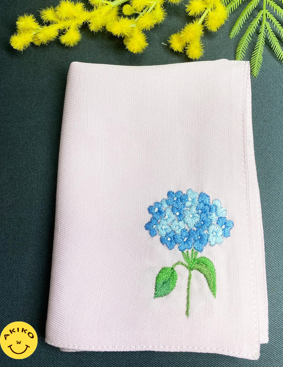 「ピンク」リネン手刺繍ハンカチ「紫陽花」30cm×30cm 1枚目の画像