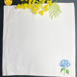 リネン手刺繍ハンカチ「紫陽花」30cm×30cm「ホワイト」 2枚目の画像
