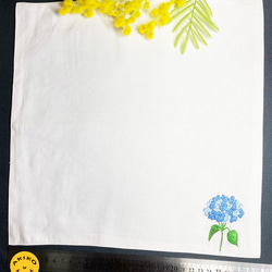 リネン手刺繍ハンカチ「紫陽花」30cm×30cm「ホワイト」 6枚目の画像