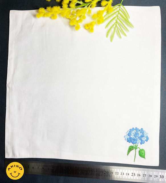 リネン手刺繍ハンカチ「紫陽花」30cm×30cm「ホワイト」 6枚目の画像