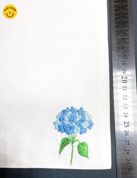 リネン手刺繍ハンカチ「紫陽花」30cm×30cm「ホワイト」 3枚目の画像