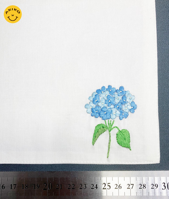 リネン手刺繍ハンカチ「紫陽花」30cm×30cm「ホワイト」 5枚目の画像