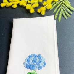 リネン手刺繍ハンカチ「紫陽花」30cm×30cm「ホワイト」 1枚目の画像
