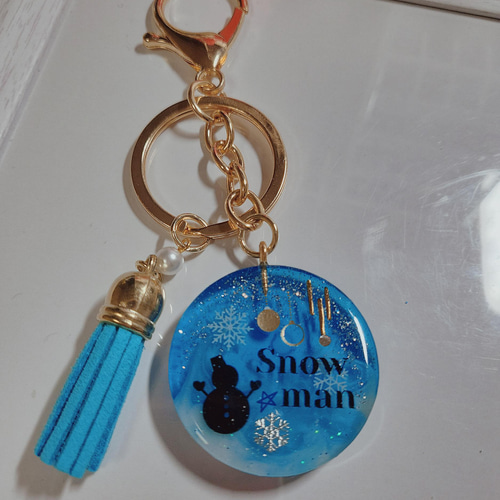 雪だるま　スノーマン　シェイカー　　man　キーホルダー　キーリング SnowMan レジンキーホルダー 丸シェイカー 雪だるま めめラウ - メルカリ
