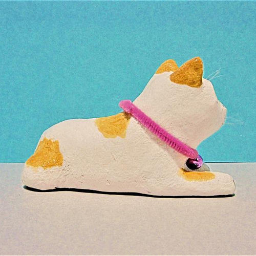 黄土色と白の猫（中）＃126（石粉粘土と新聞紙） その他置物