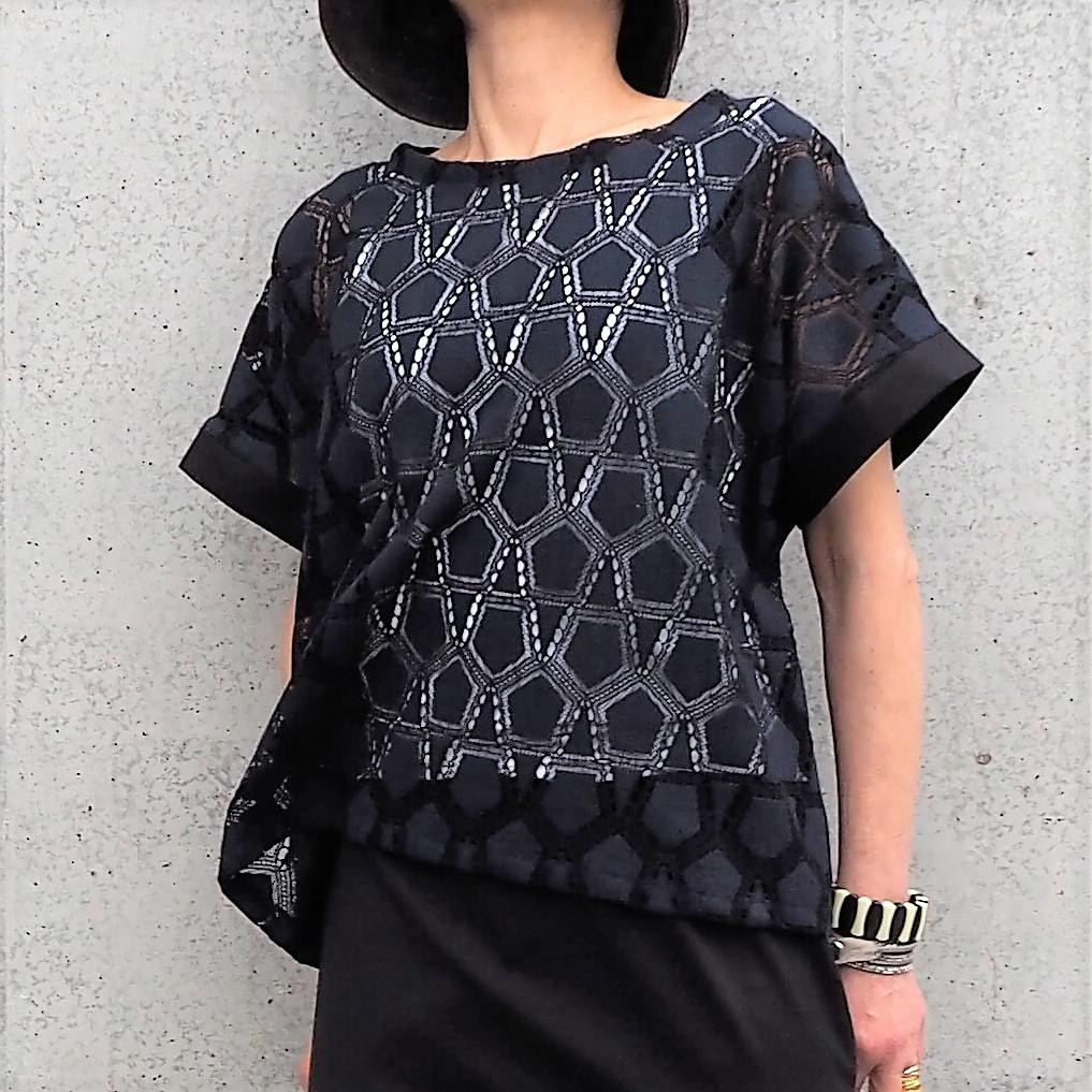 ラッセルレース　ネイビーブラック　5角形×イタリア製コットンストレッチ　ゆったり肩落ち　ブラウス