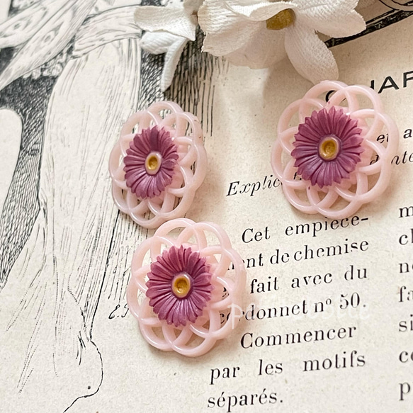 フランスのヴィンテージボタン・優しいピンクにパープルのお花 2枚目の画像