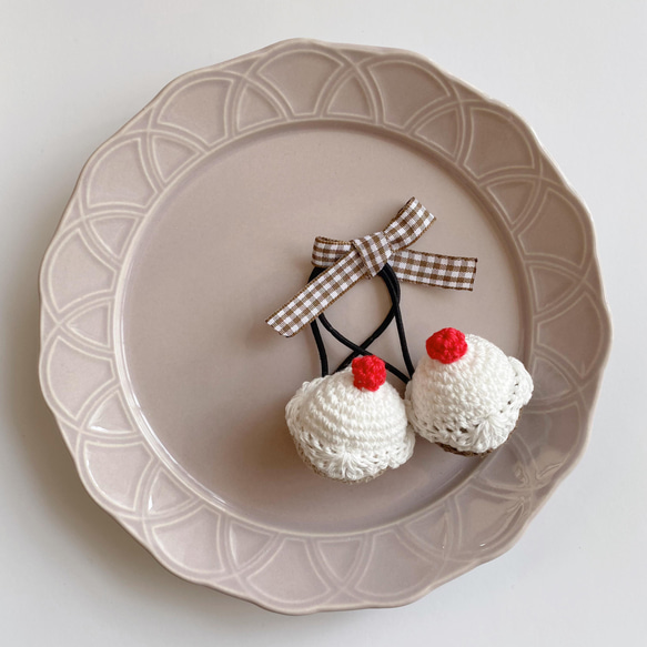 【2個セット カップケーキヘアゴム】かぎ編み かぎ針編み キッズ 編みぐるみ ベビー 3枚目の画像