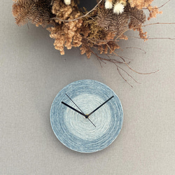 ぐるぐる毛糸掛け時計 ブルー２色 丸 手作り時計 5枚目の画像