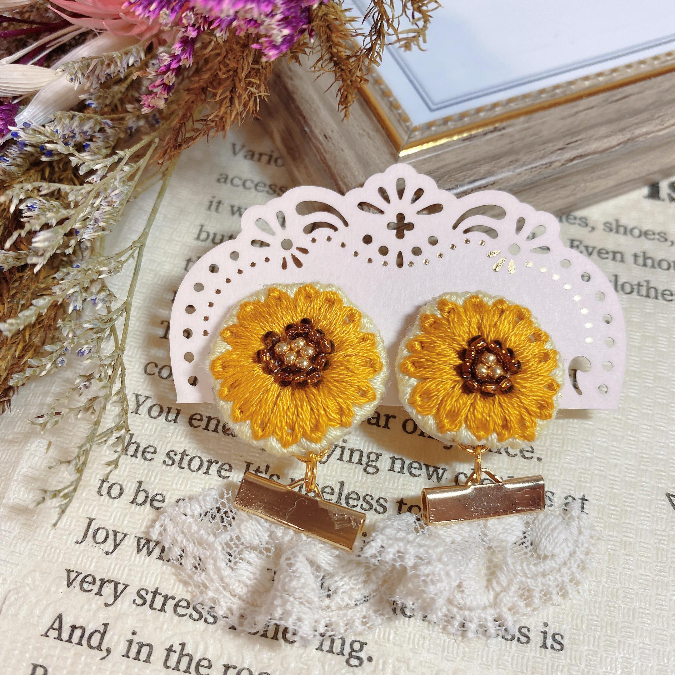 グレーカラーパールのビーズ刺繍ピアス | iichi 日々の暮らしを