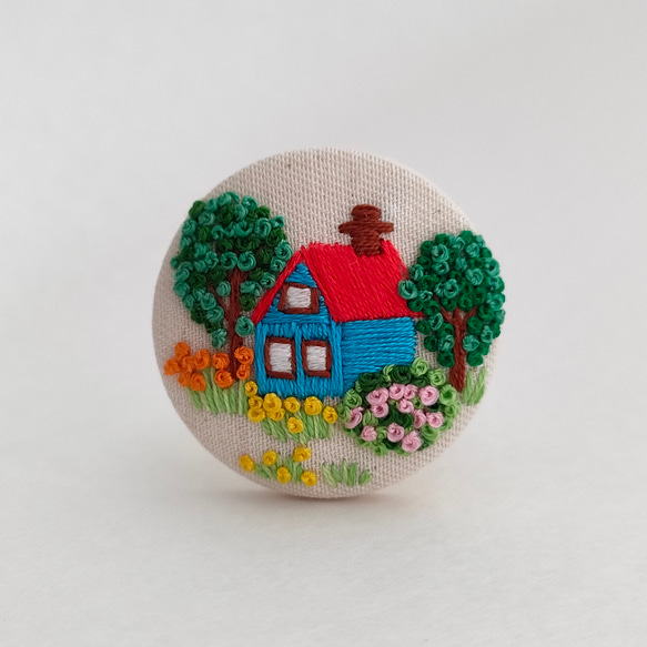 受注制作】ガーデンハウスの刺繍ブローチ 赤い屋根の家とお庭 ブローチ