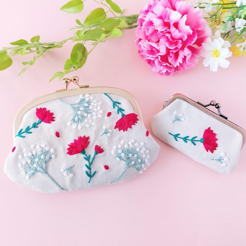 イエローブーケのがま口ポーチ　手刺繍　ハンドメイド 母の日 カーネーションとカスミソウの刺繍 がま口 ポーチ 財布