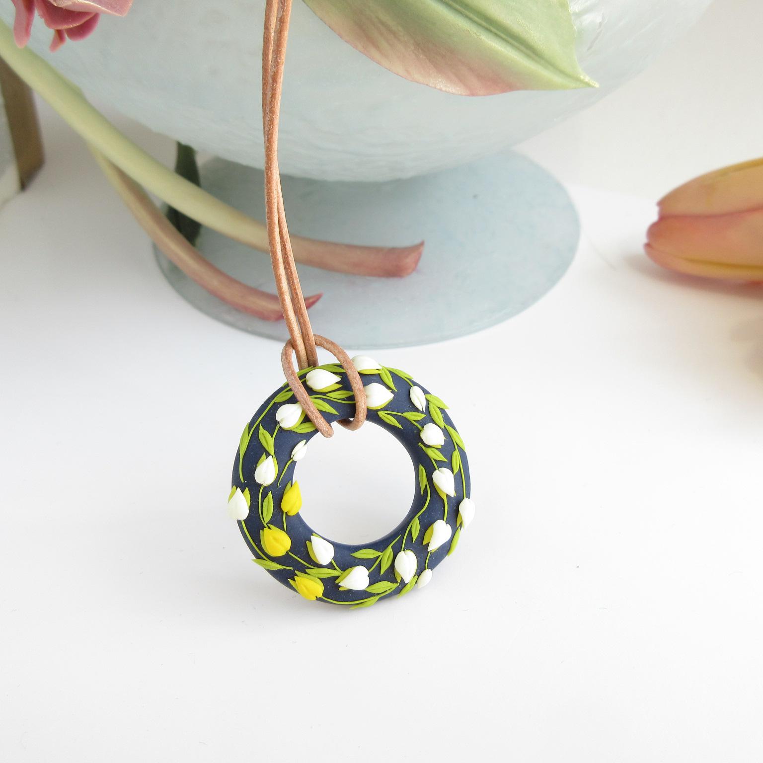 受注制作】白・黄色チューリップ冠のペンダント。(約4g