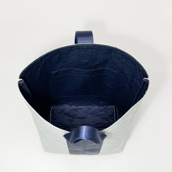 [特殊輕量材質] 皺紋單手柄包（銀色x海軍藍，手柄顏色：海軍藍） 第6張的照片