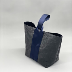 [特殊輕質材料] 皺紋單手柄包（黑色x海軍藍，手柄顏色：海軍藍） 第2張的照片