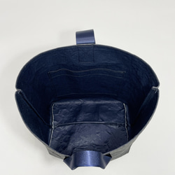 [特殊輕質材料] 皺紋單手柄包（黑色x海軍藍，手柄顏色：海軍藍） 第7張的照片