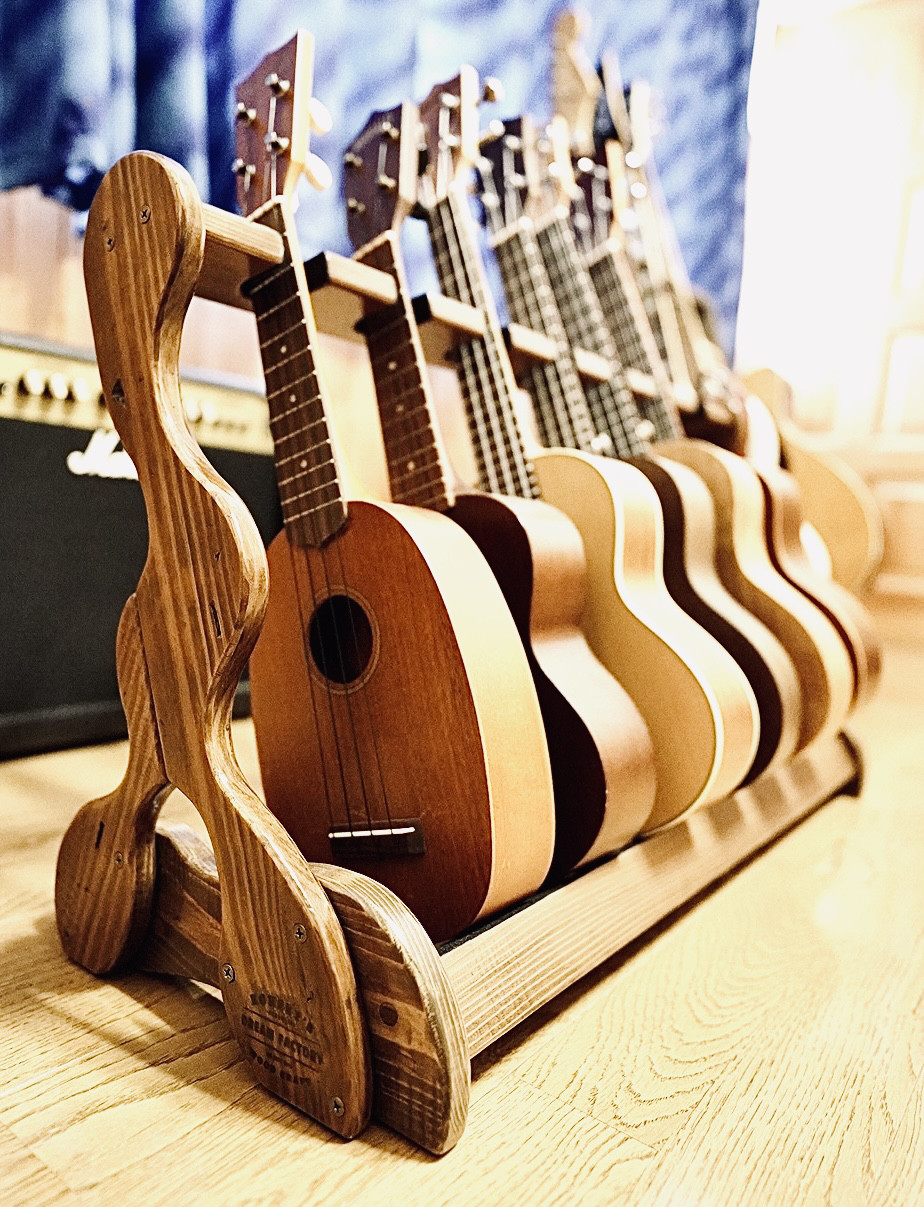 【限定1台】時を刻む古材の風合い。愛機を優雅に飾る「世界に一つ」のウクレレラック（7本掛け）ニス仕上げ