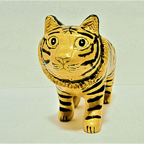 金色のトラ（中）置物＃2（紙粘土と新聞紙） その他置物 工房TAKA 通販