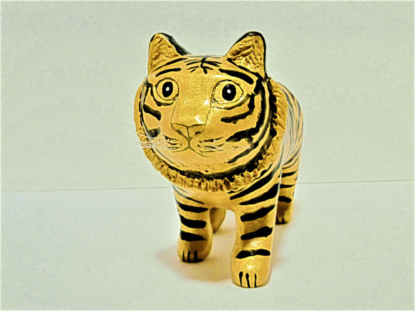 金色のトラ（中）置物＃2（紙粘土と新聞紙） その他置物 工房TAKA 通販