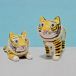 2匹の黄色のトラ（中）置物＃4（石粉粘土と新聞紙） その他置物 工房