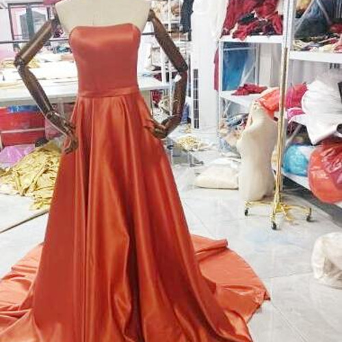 高品質！ ウエディングドレス トレンドの テラコッタ色 ベアトップ  