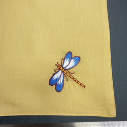 リネン手刺繍ハンカチ「トンボ」30cm×30cm「黄色」 3枚目の画像