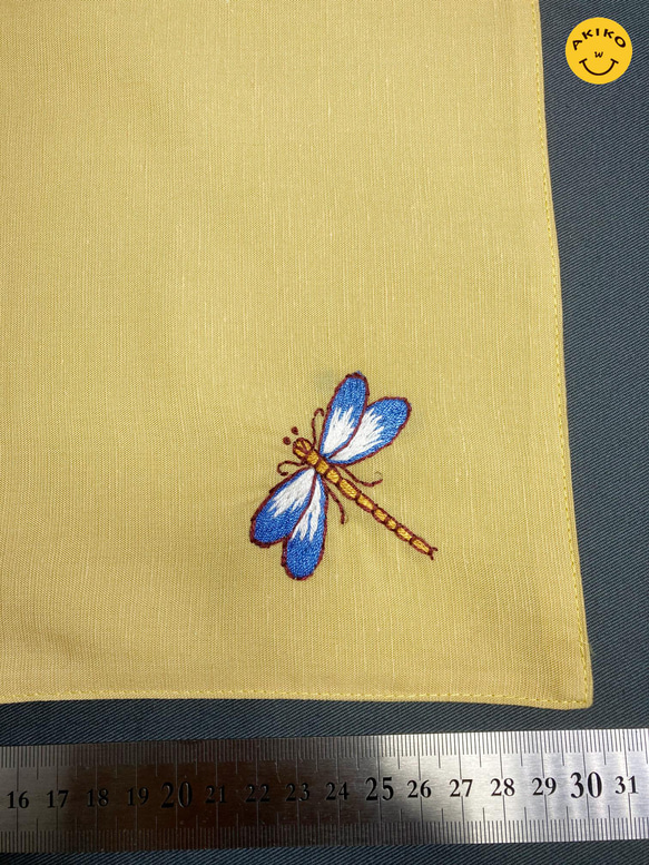 リネン手刺繍ハンカチ「トンボ」30cm×30cm「黄色」 3枚目の画像