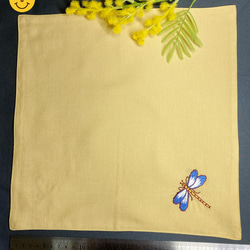 リネン手刺繍ハンカチ「トンボ」30cm×30cm「黄色」 5枚目の画像
