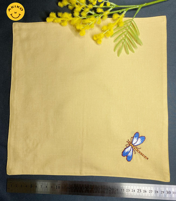 リネン手刺繍ハンカチ「トンボ」30cm×30cm「黄色」 5枚目の画像